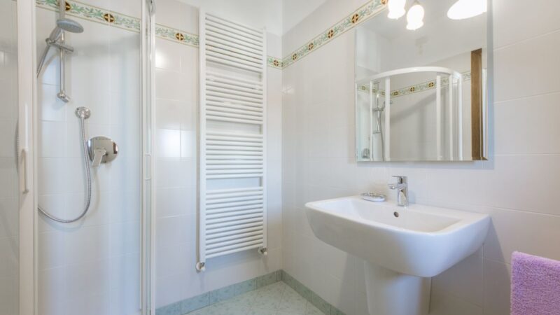 Apartment BLU main bathroom with walk-in shower, Ognissanti area