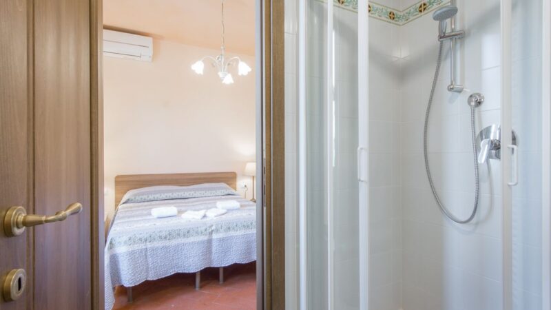 san frediano Apartment, double bedroom with en-suite bathroom