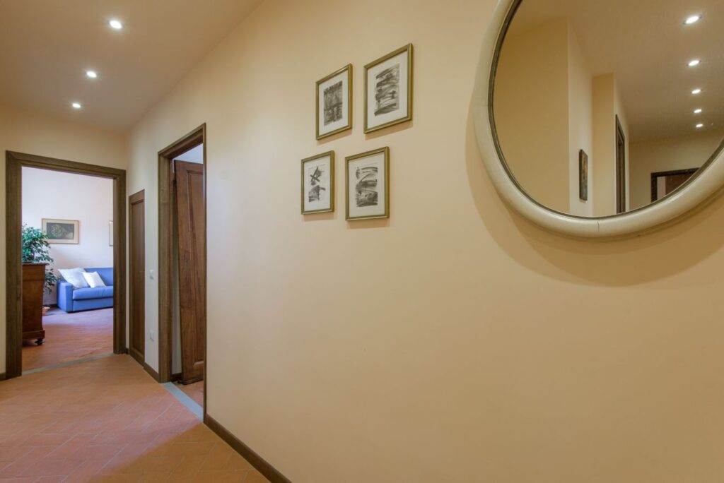 florence-apartment-borgo-ognisanti-bright-hallway