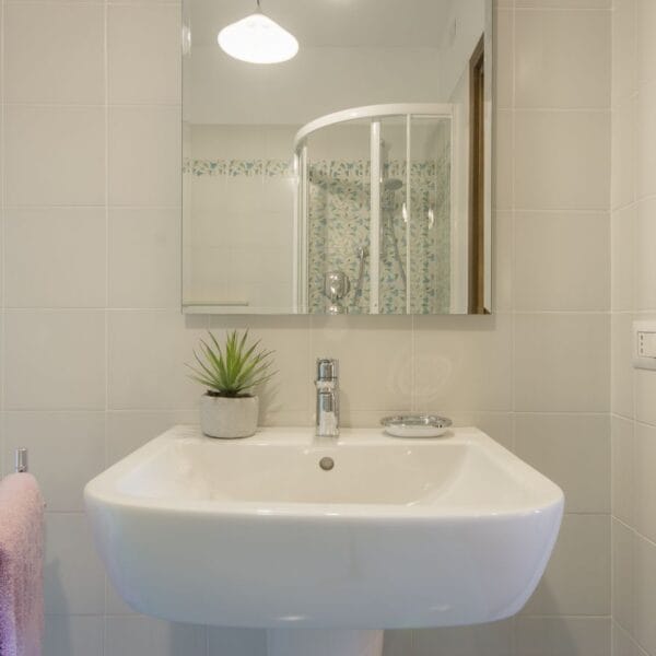 florence center apartment, equipped bathroom