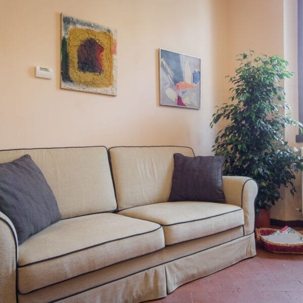 Apartment RED bright living room with sofa bed, san frediano