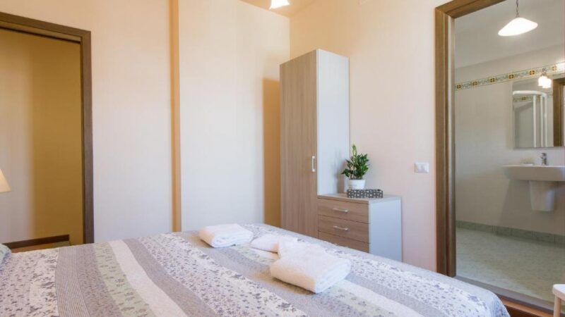 Apartment BLU double bedroom with en-suite bathroom, santo spirito