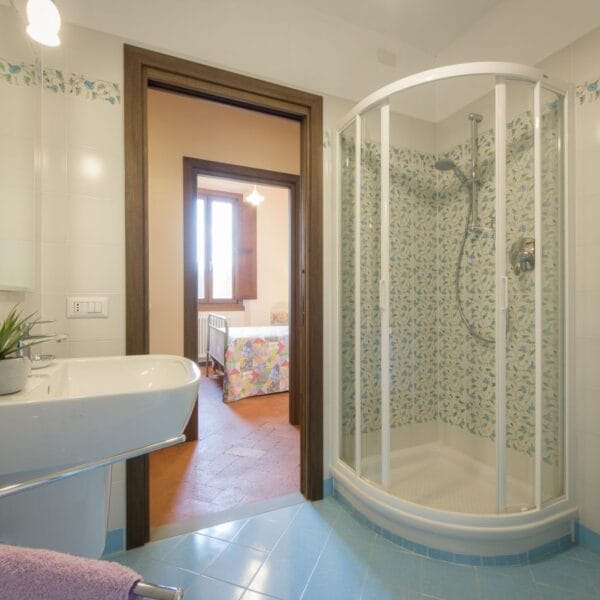 Apartment RED main bathroom with walk-in shower, Ognissanti area