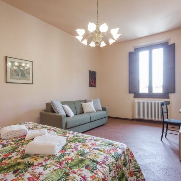 bedrom with sofa in florence center