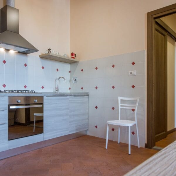 Apartment RED modern kitchen with oven and dining corner, San Frediano