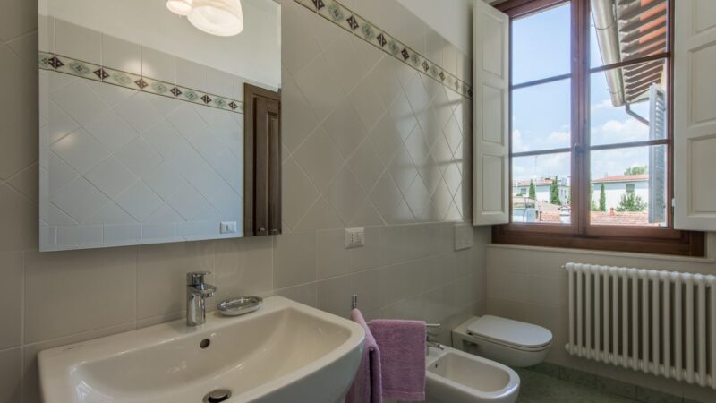 Apartment BLU bathroom with hairdryer and complimentary toiletry set