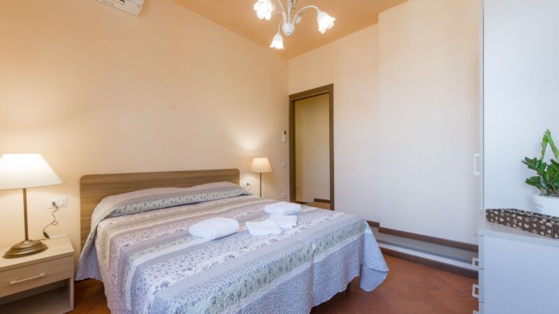 Apartment BLU double bedroom with en-suite bathroom, Oltrarno